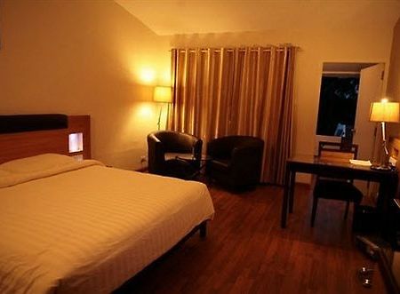 Deccan Plaza Hotel - อูตี ภายนอก รูปภาพ